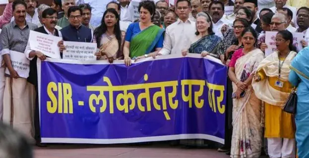 लोकतंत्र की जगह लोकतंत् र लिखा पोस्टर लेकर पहुंचे विपक्षी सांसद; BJP का तंज- इन्हें सिर्फ परिवारतंत्र-इमरजेंसी पर भरोसा