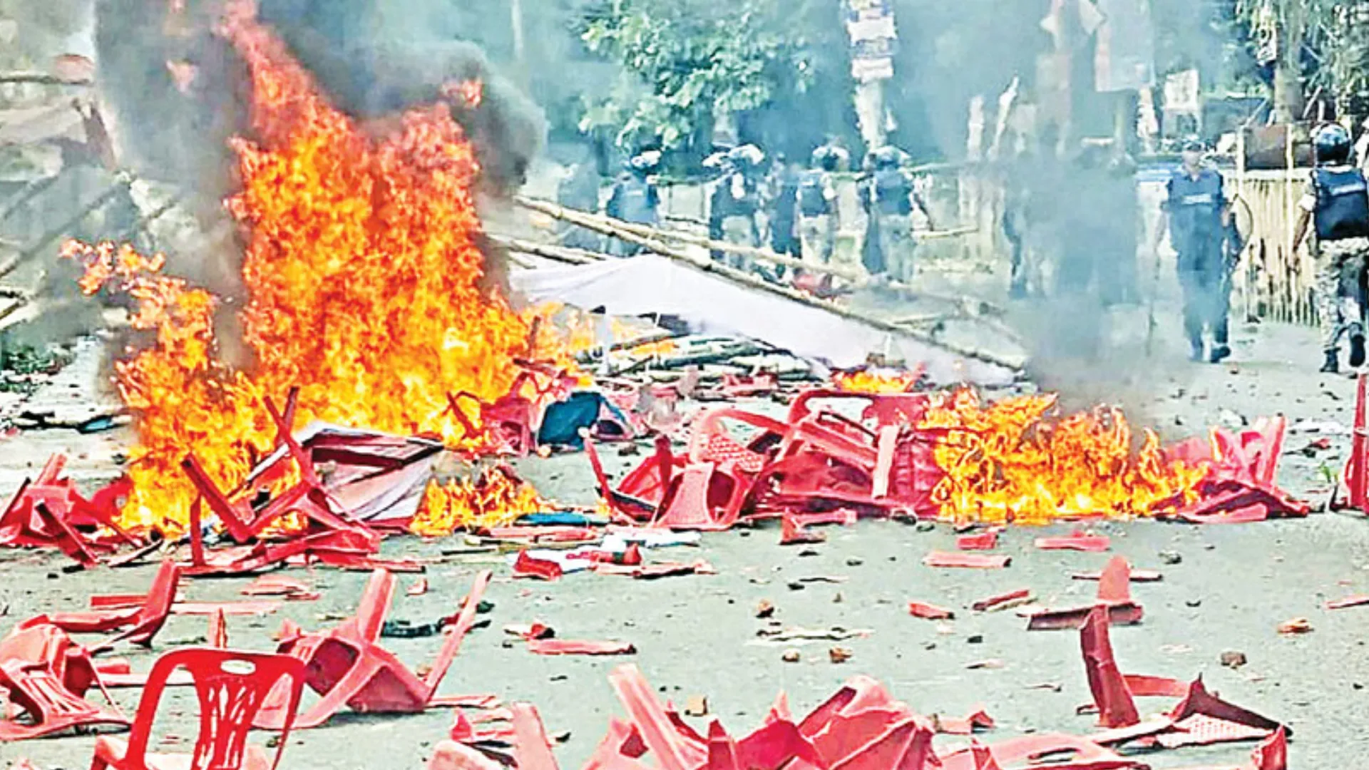 पूर्व PM शेख हसीना के पार्टी वर्कर्स की आर्मी से झड़प, 4 लोगों की मौत; पूरे जिले में कर्फ्यू